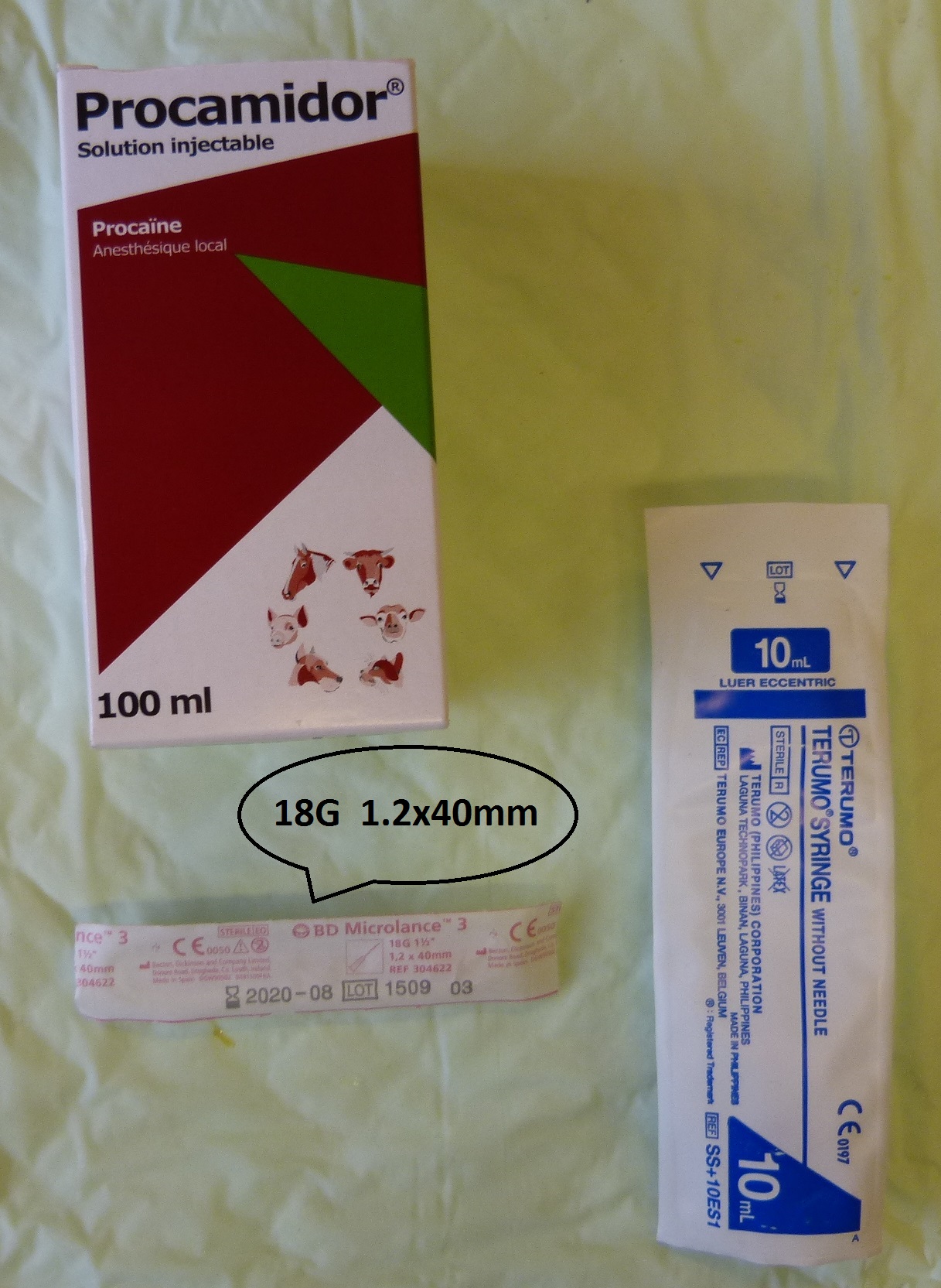 Figure 4 : Matériel utilisé pour les anesthésies lors de castrations, d'écornage et d'anesthésie du nerf infra orbitaire